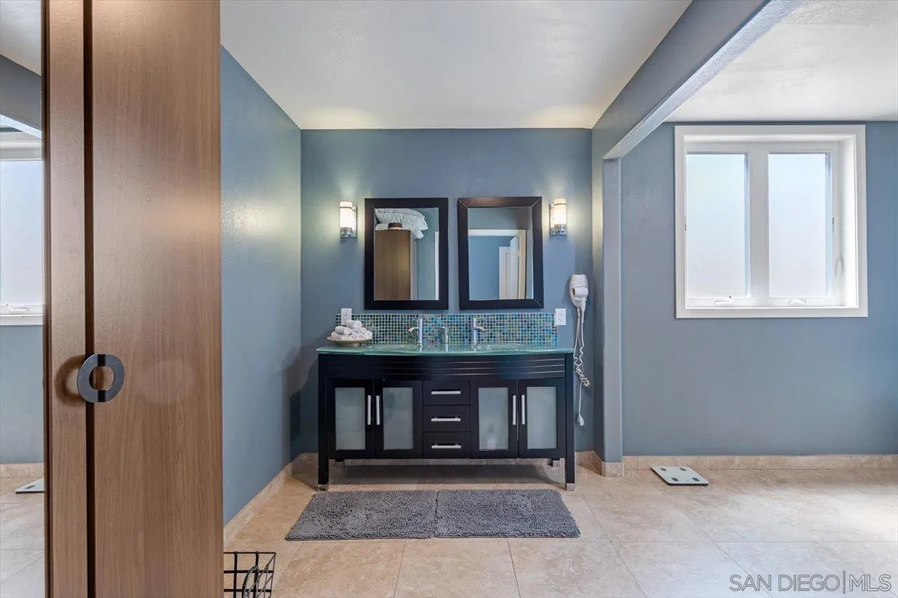 312 Bonair Street La Jolla, CA 92037 - Photo 17 of 40 a view of an entryway of a house