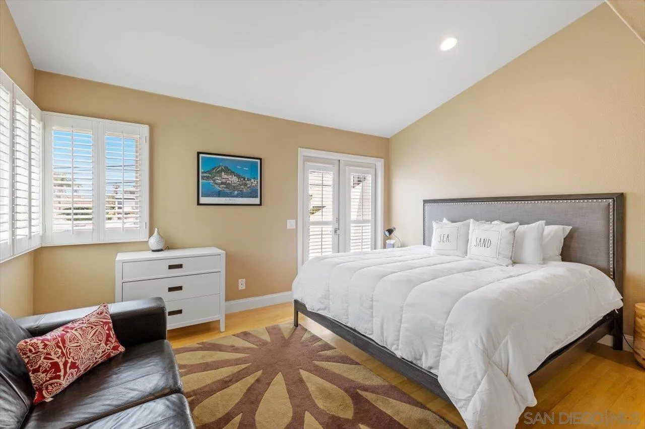 312 Bonair Street La Jolla, CA 92037 - Photo 24 of 40 a bedroom with a bed and wooden floor