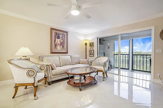 $240,000 | 7286 Huntington Lane, Unit 204, Delray Beach, FL 33446