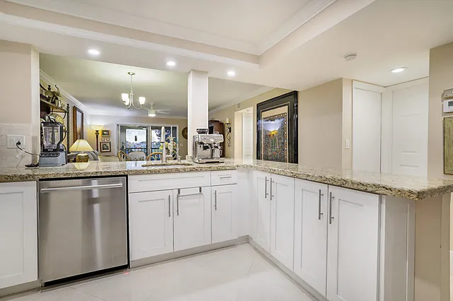 $240,000 | 7286 Huntington Lane, Unit 204, Delray Beach, FL 33446