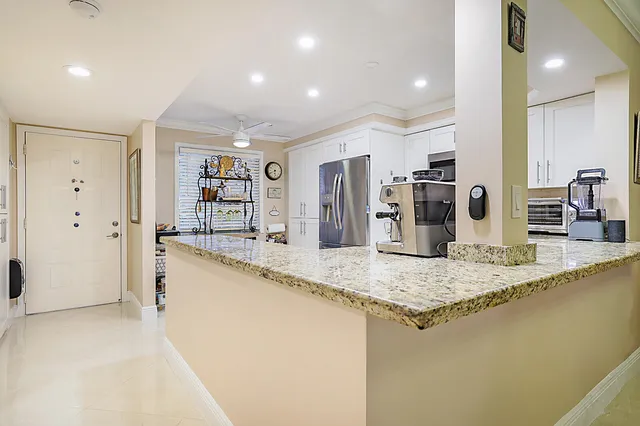 $240,000 | 7286 Huntington Lane, Unit 204, Delray Beach, FL 33446