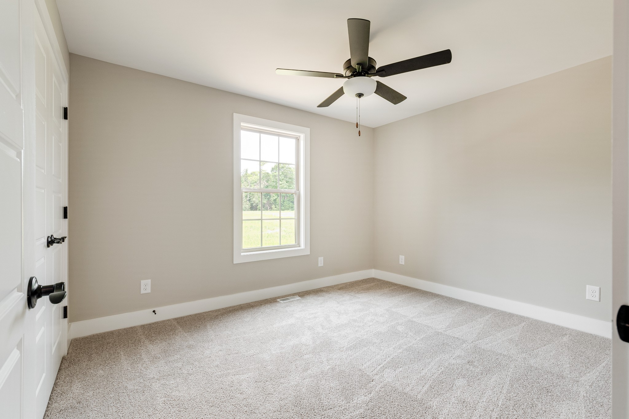 928 Butler Bridge Road Portland, TN 37148 - Photo 20 of 26 an empty room with a ceiling fan and windows
