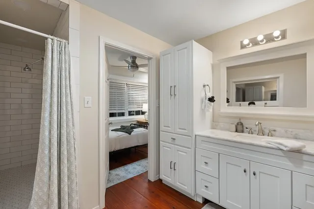 a en suite bathroom with a double vanity sink and mirror