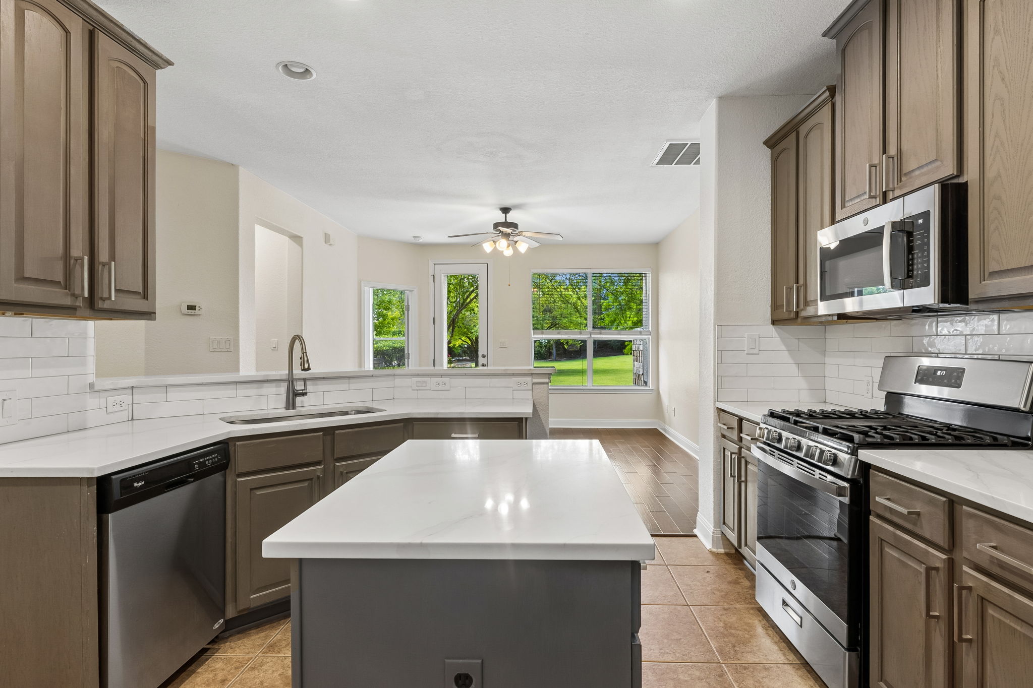 114 Aria Ridge, Unit 802 Lakeway, TX 78738 - Photo 5 of 37 A well-appointed kitchen boasting ample counter space and modern stainless steel appliances.