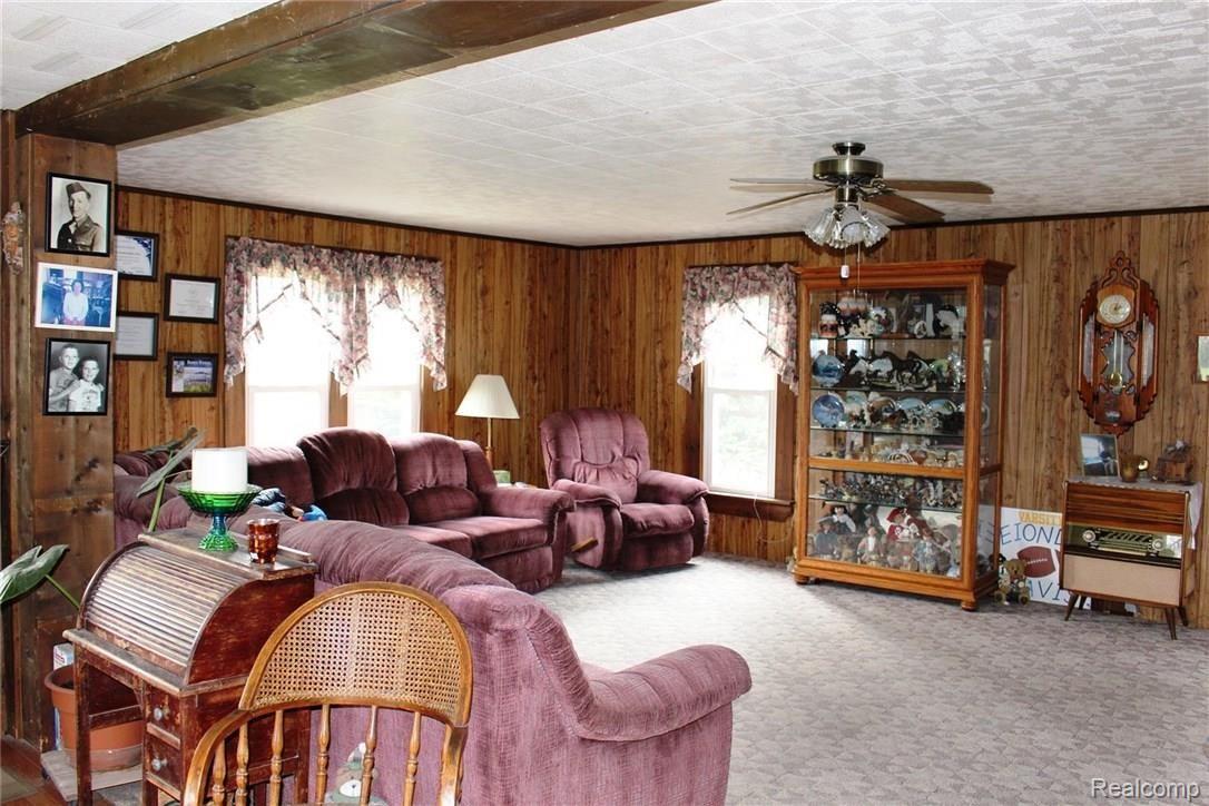 1656 Yensch Road Dundee, MI 48131 - Photo 8 of 25 40 living room.JPG