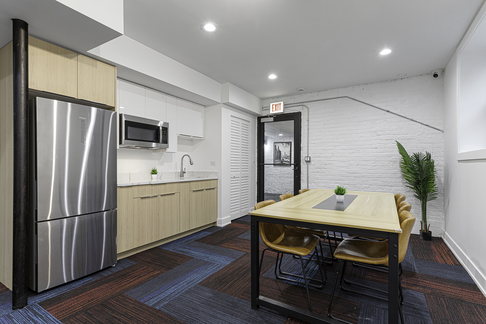 1548 West Juneway Terrace, Unit 2A Chicago, IL 60626 - Photo 17 of 18 a kitchen with a table chairs refrigerator and microwave