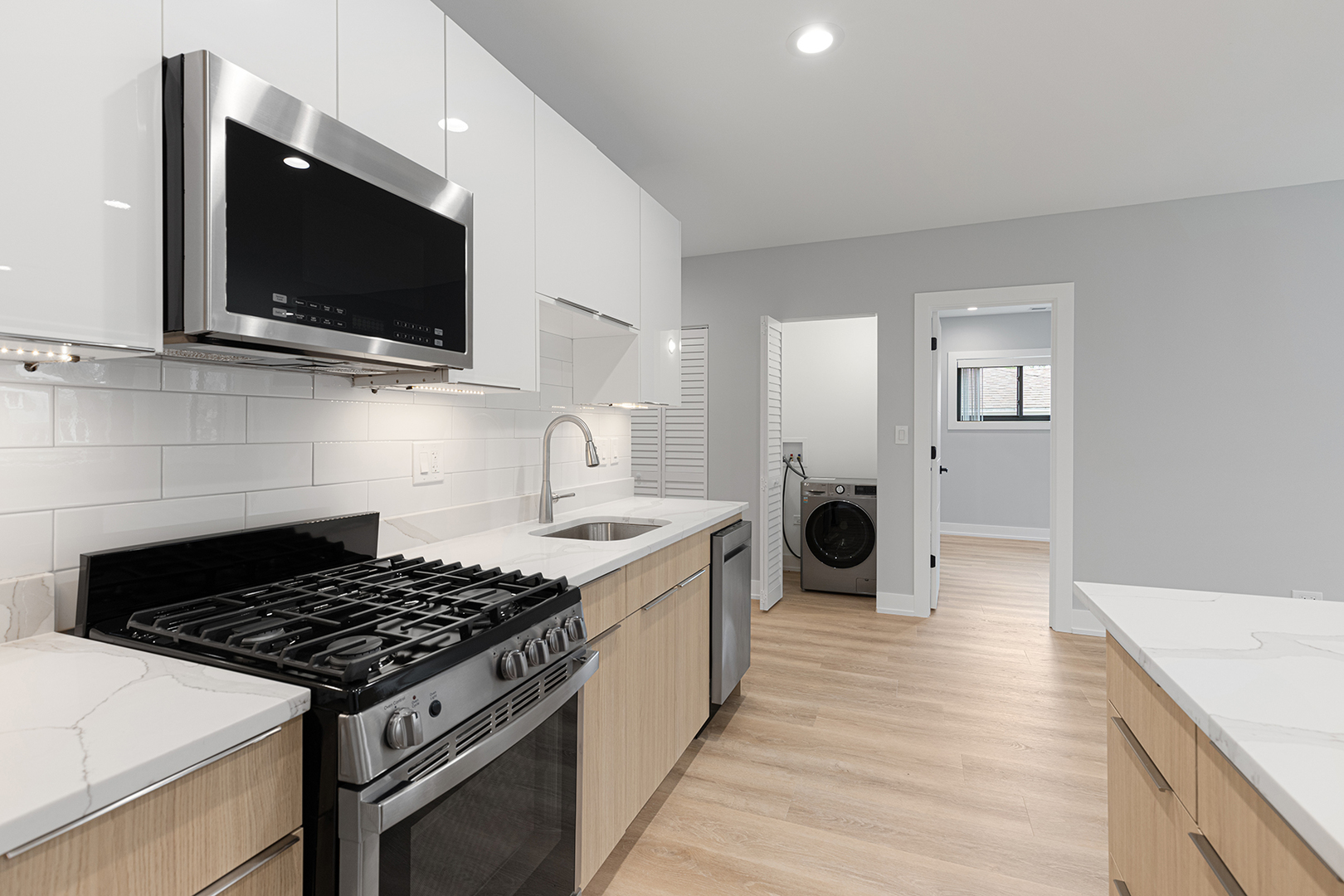 1548 West Juneway Terrace, Unit 2A Chicago, IL 60626 - Photo 4 of 18 a kitchen with a stove and a microwave