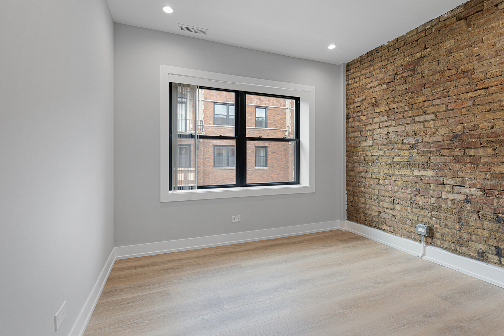 1548 West Juneway Terrace, Unit 2A Chicago, IL 60626 - Photo 6 of 18 a view of an empty room with a window