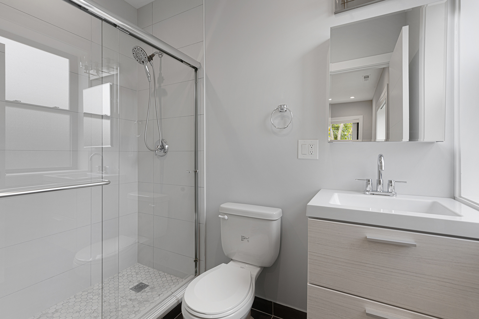 1548 West Juneway Terrace, Unit 2A Chicago, IL 60626 - Photo 10 of 18 a bathroom with a toilet a sink and shower