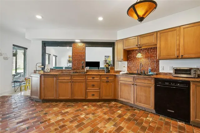 $450,000 | 1800 Lake Salvador Drive, Harvey, LA 70058