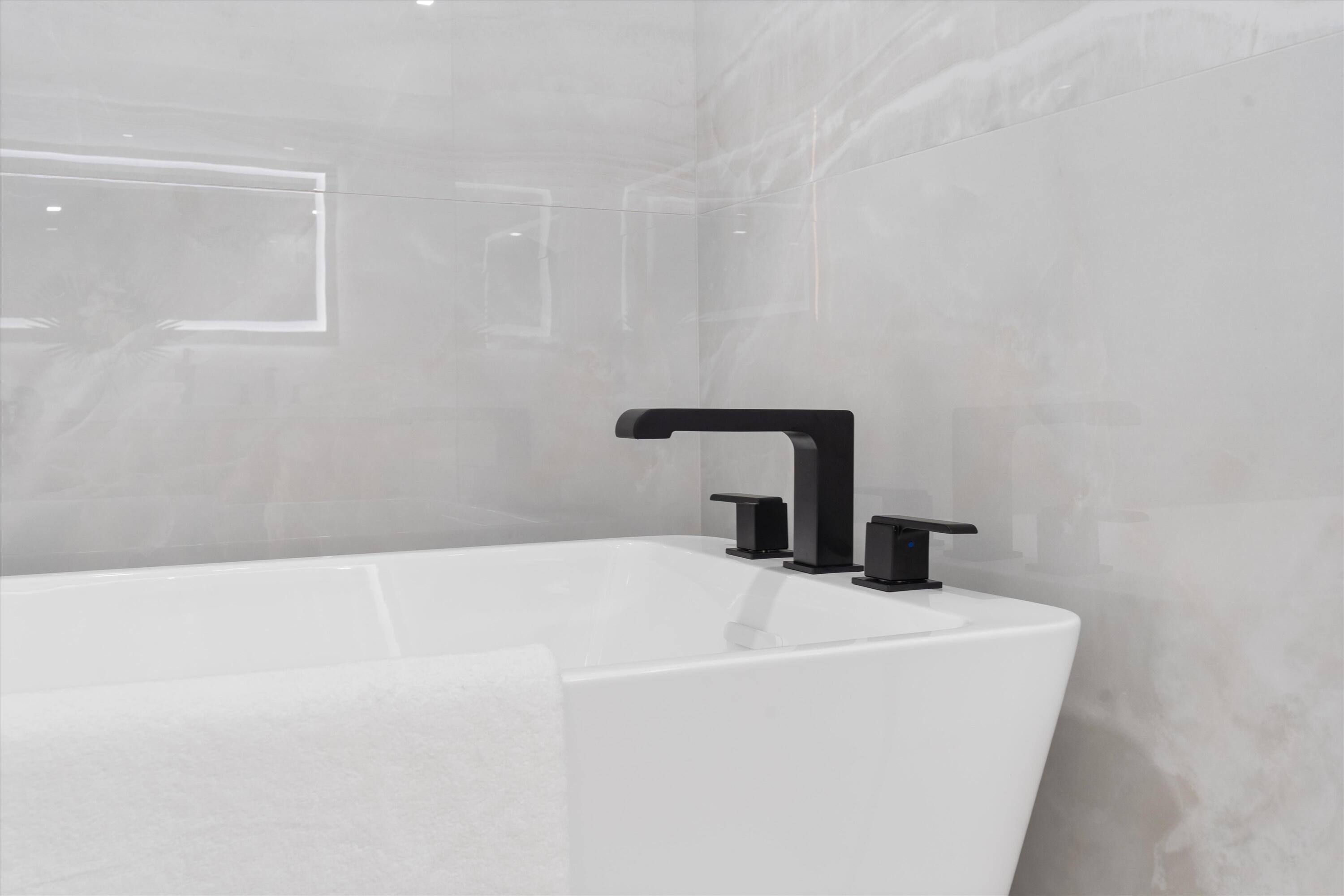 250 South Ocean Boulevard, Unit 3E & 3F Boca Raton, FL 33432 - Photo 25 of 46 a bathroom with a bathtub