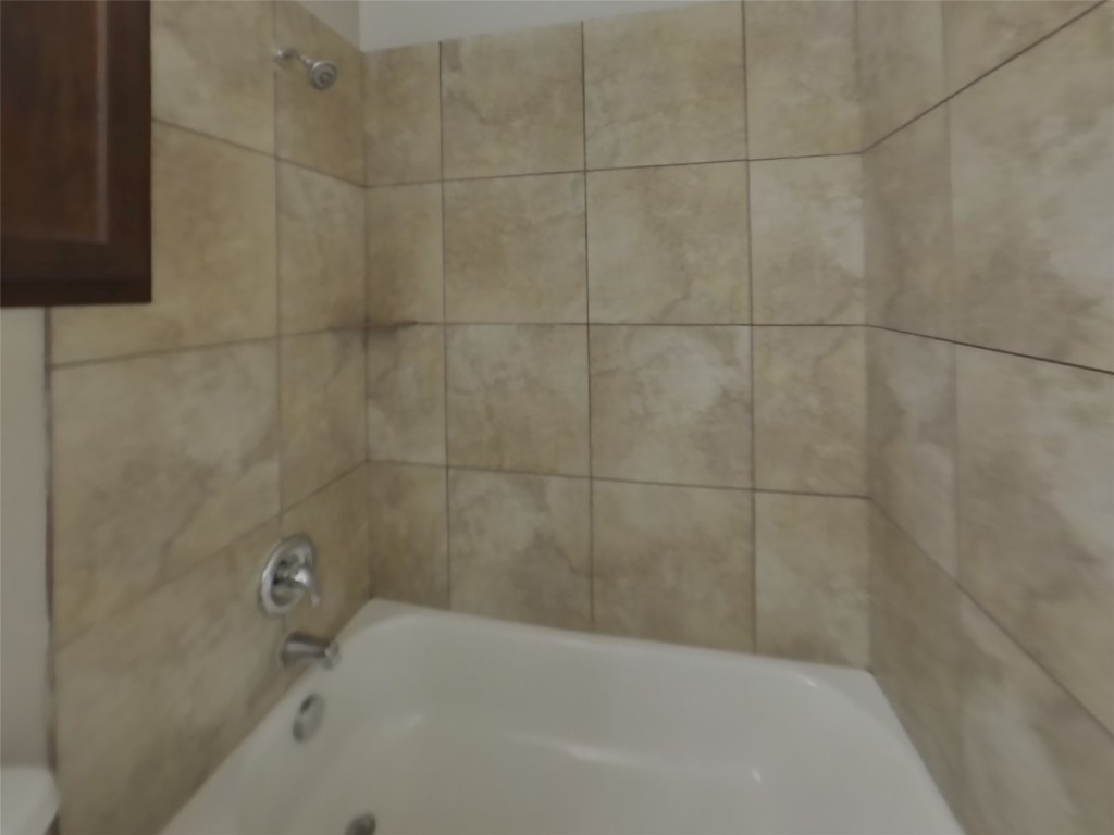 1027 Trail Driver Cove Georgetown, TX 78626 - Photo 6 of 17 Full bathroom with washtub / shower combination and toilet