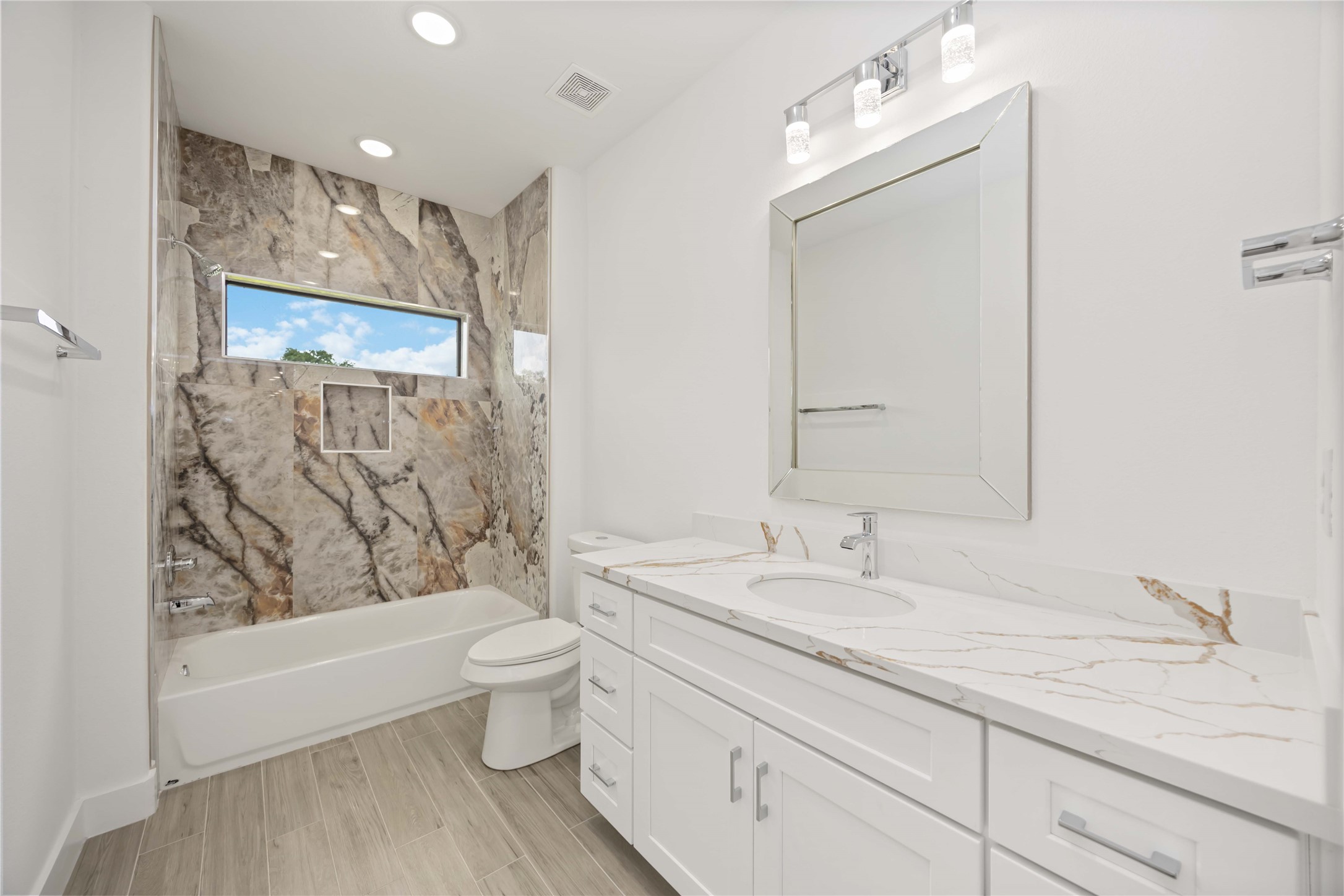 3020 Retta Street Houston, TX 77026 - Photo 23 of 25 Jack and Jill Bath