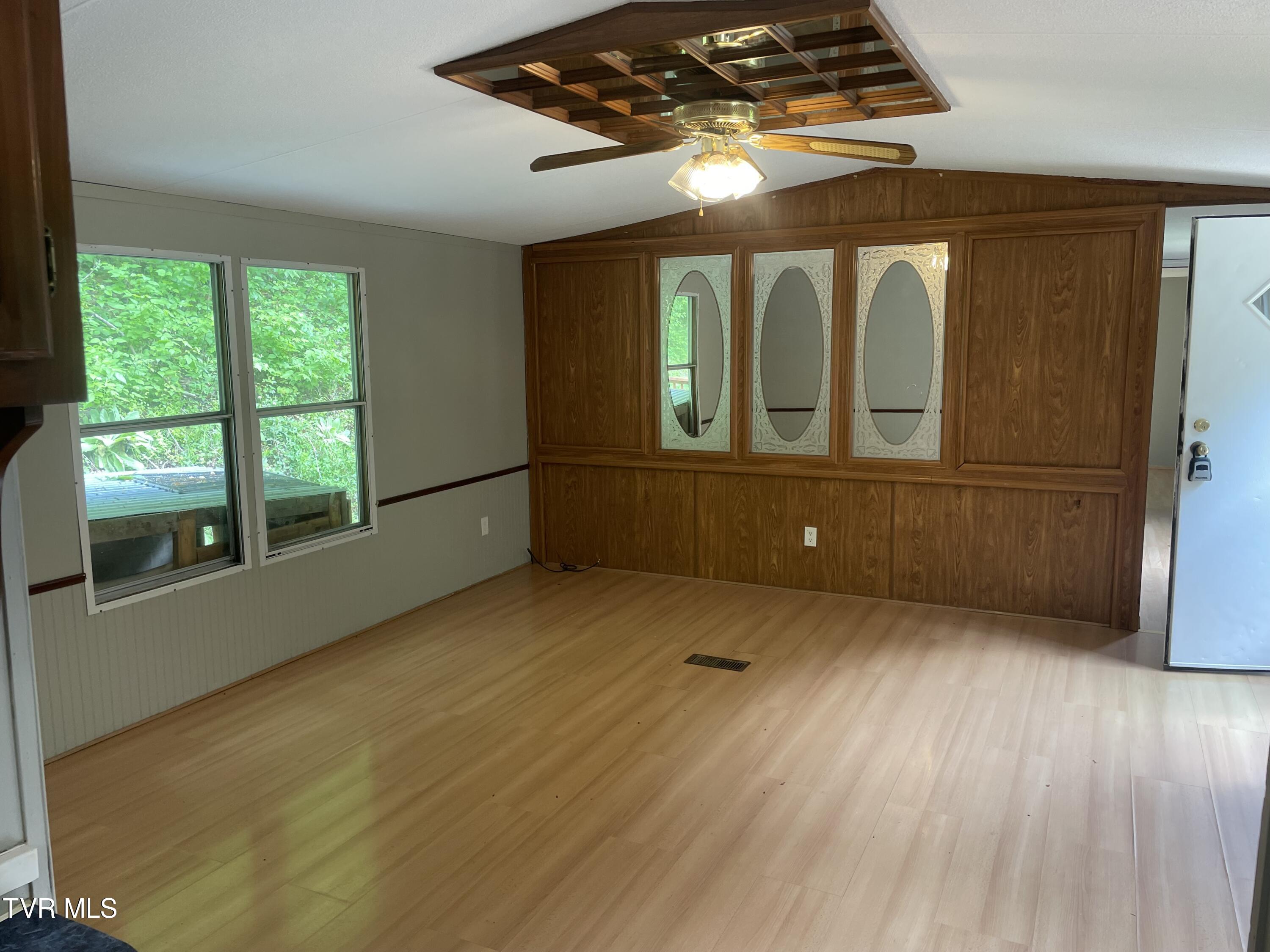 301 Willow Springs Road Elizabethton, TN 37643 - Photo 11 of 15 301 Willow Springs 8