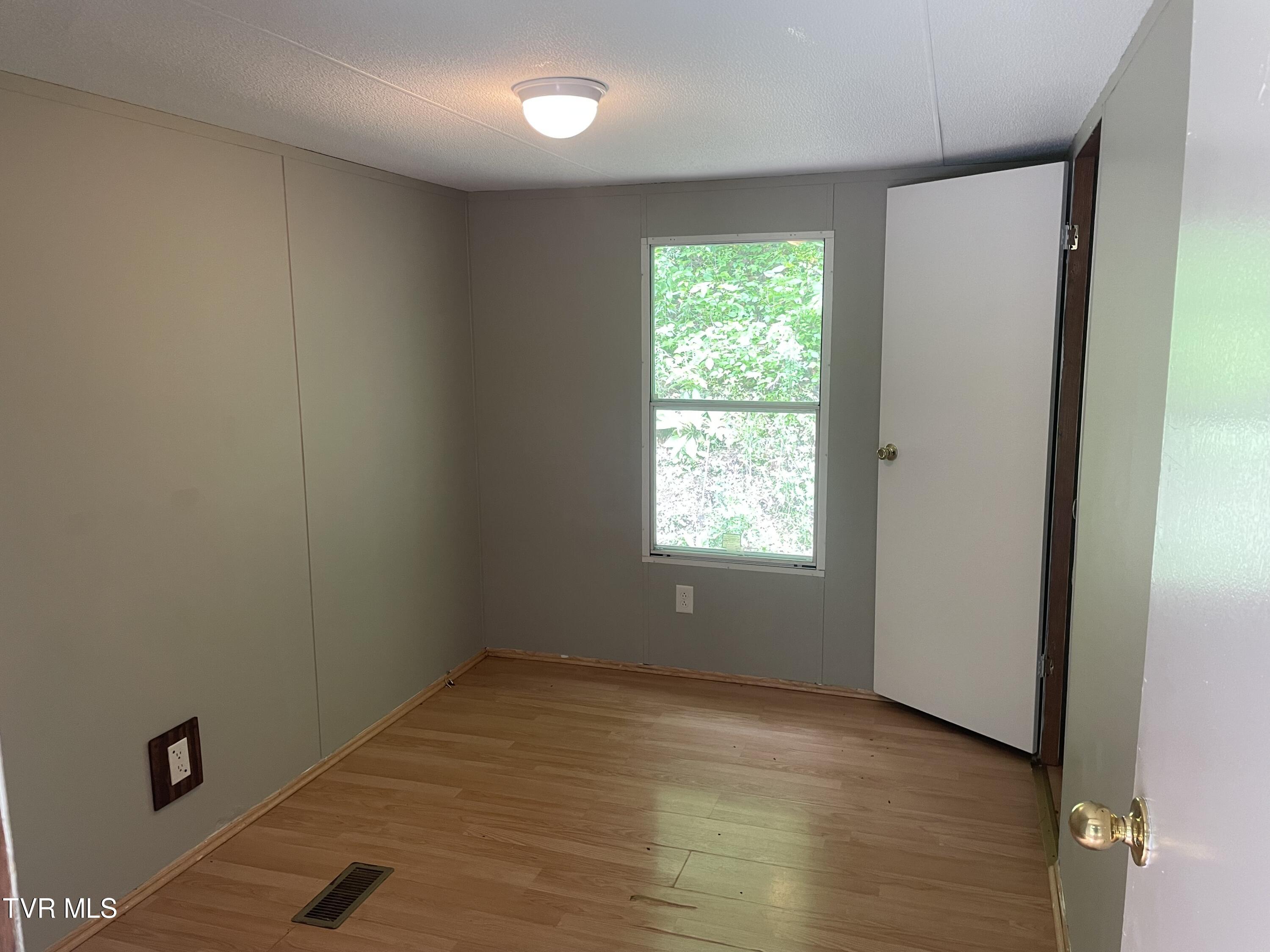 301 Willow Springs Road Elizabethton, TN 37643 - Photo 12 of 15 301 Willow Springs 9