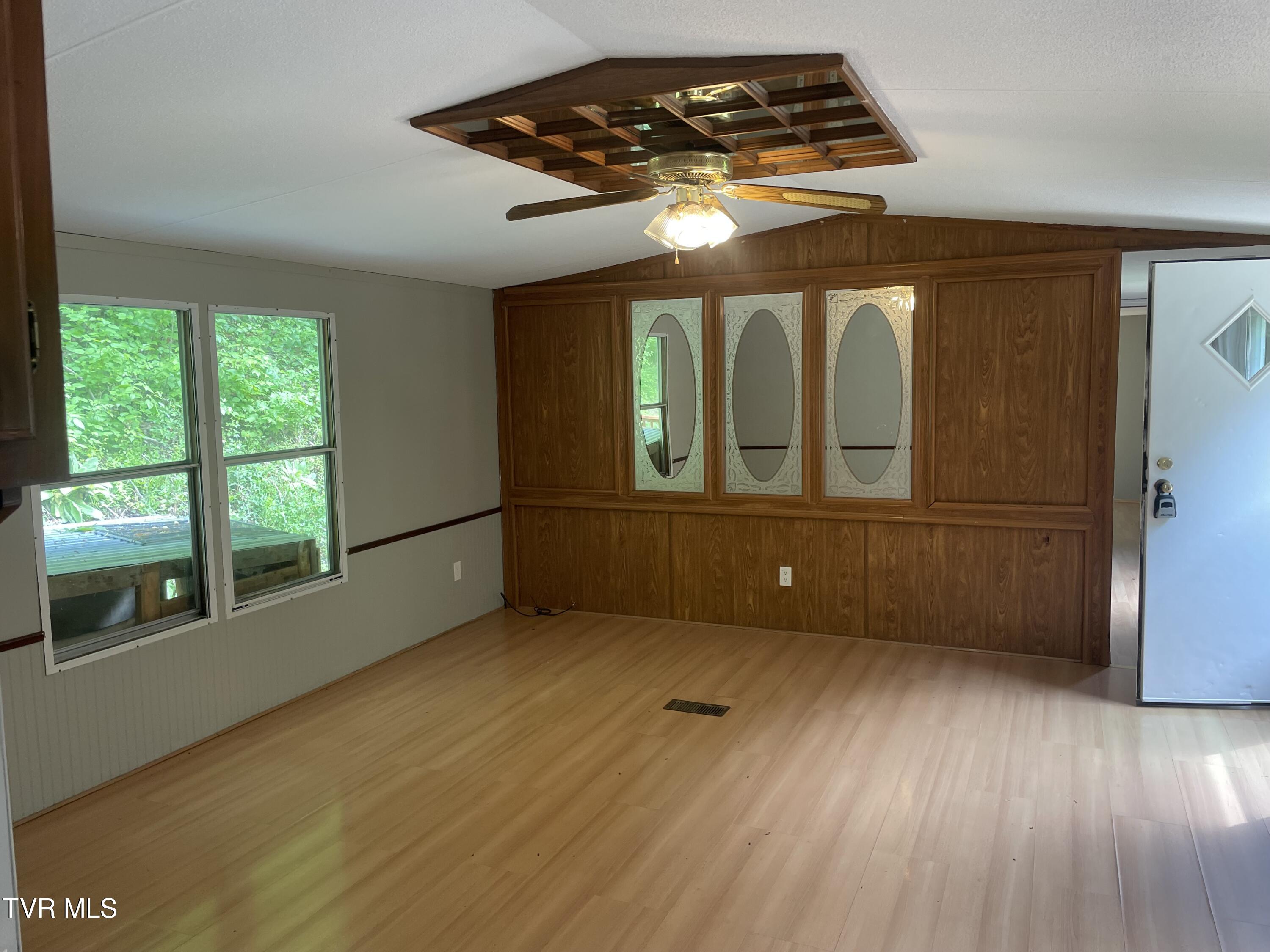 301 Willow Springs Road Elizabethton, TN 37643 - Photo 6 of 15 301 Willow Springs 3