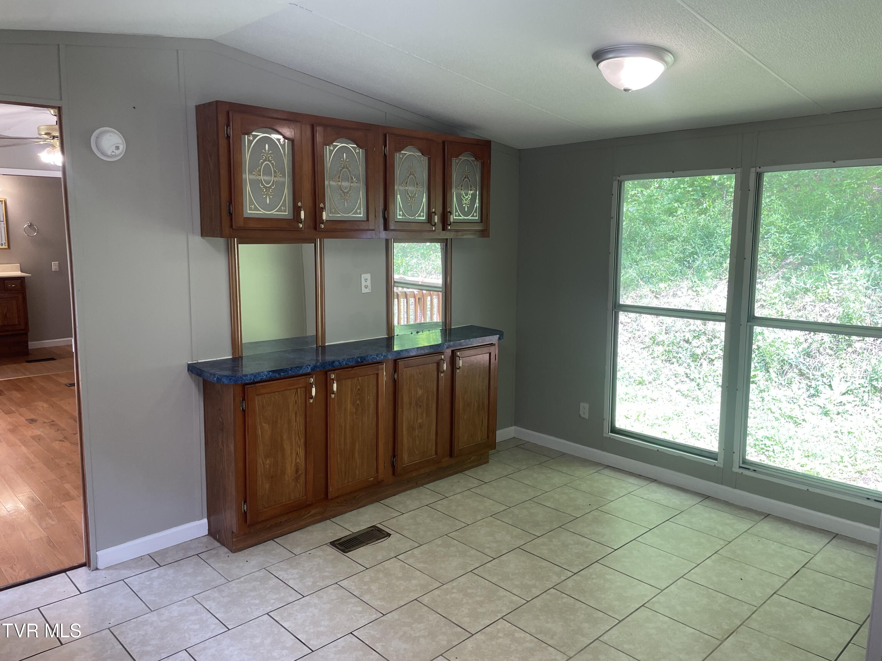 301 Willow Springs Road Elizabethton, TN 37643 - Photo 9 of 15 301 Willow Springs 6