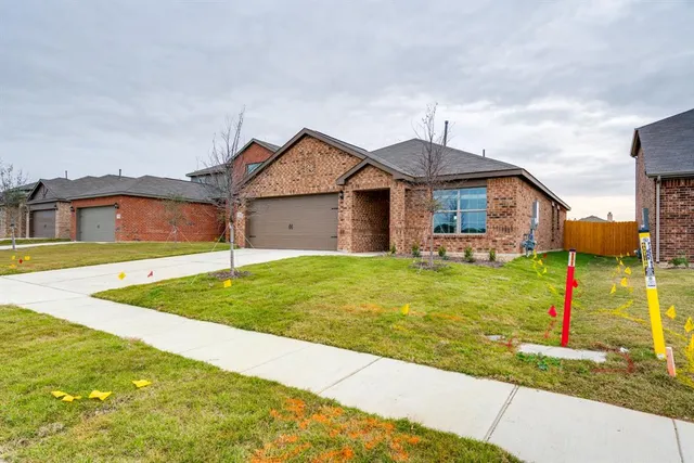 a view of a house with backyard