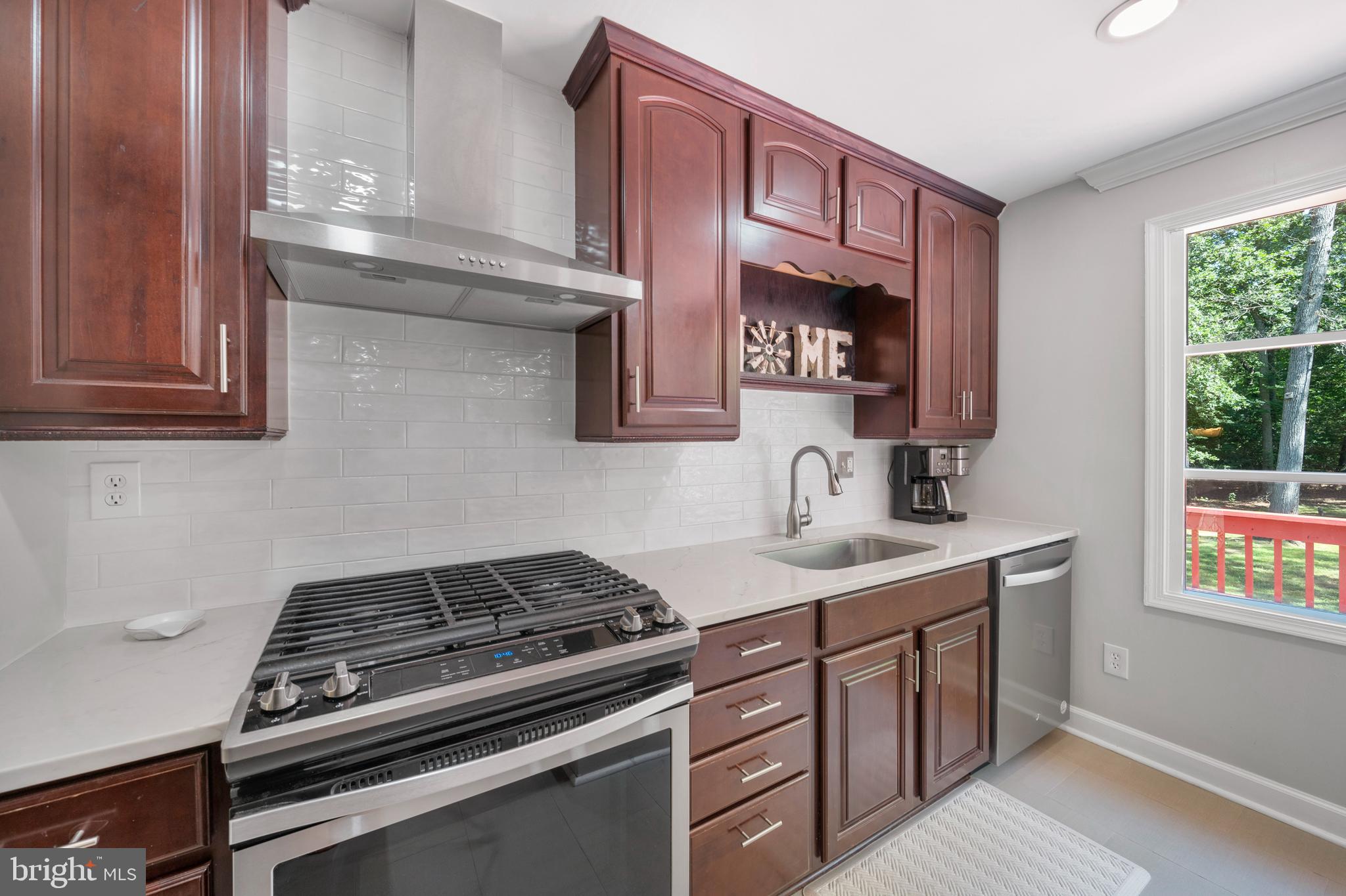 2816 Ridge Road Waldorf, MD 20603 - Photo 10 of 43 Gas stove