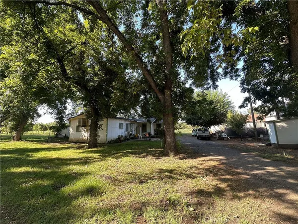 a view of a yard with a tree