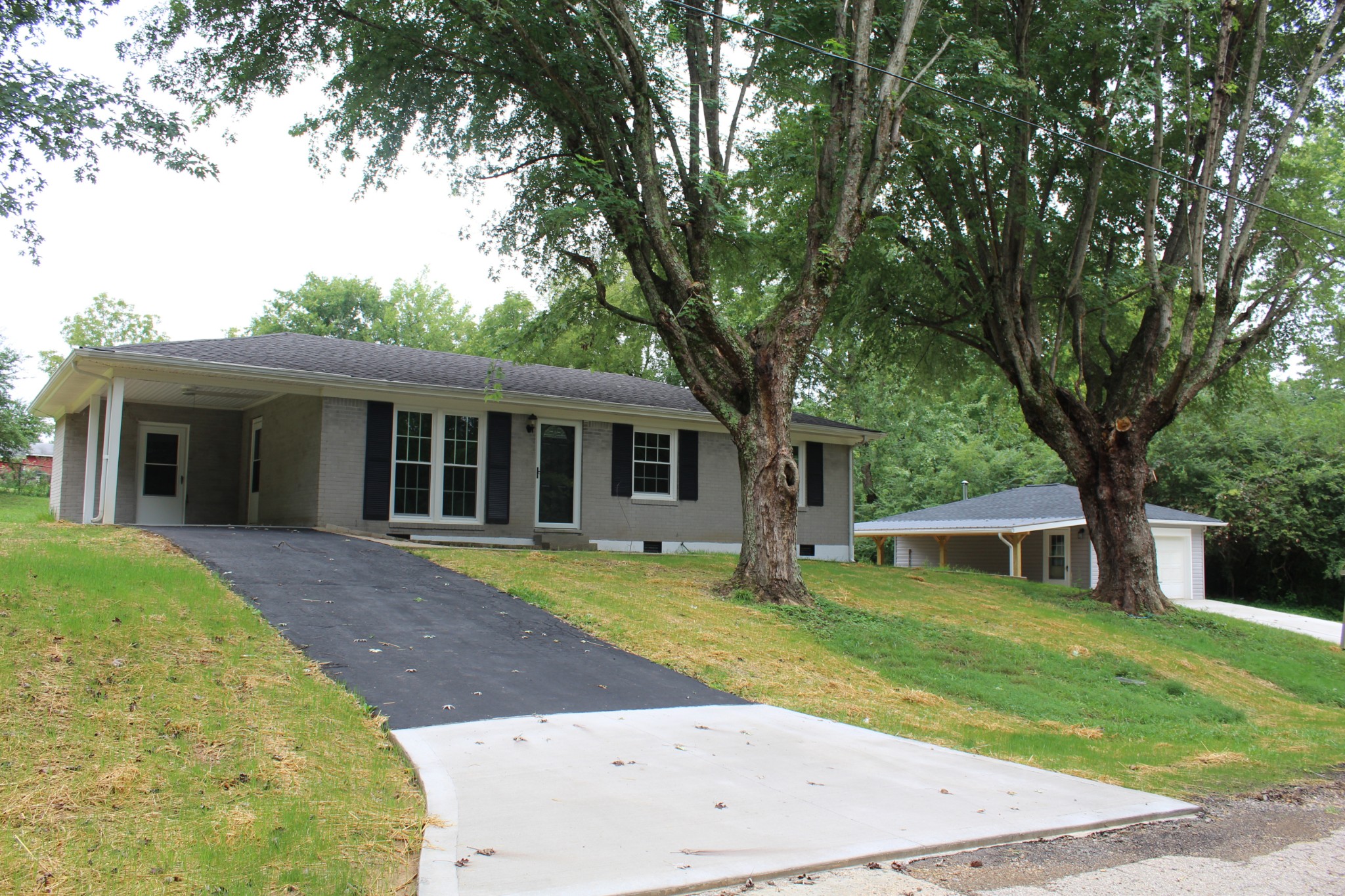 70 Pond Drive Tennessee Ridge, TN 37178 - Photo 1 of 28 front view of a house with a yard