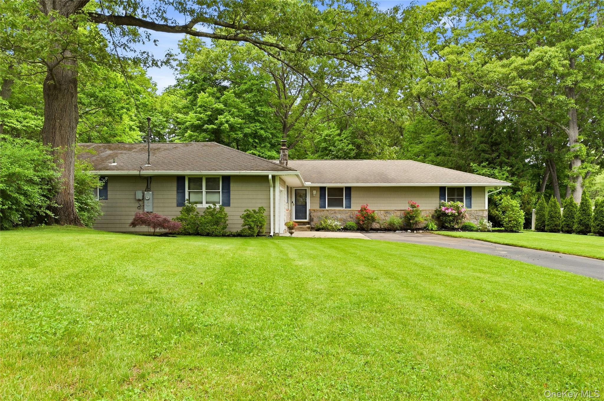 25 Edcris Lane Huntington, NY 11743 - Photo 4 of 40 Front Facade 4