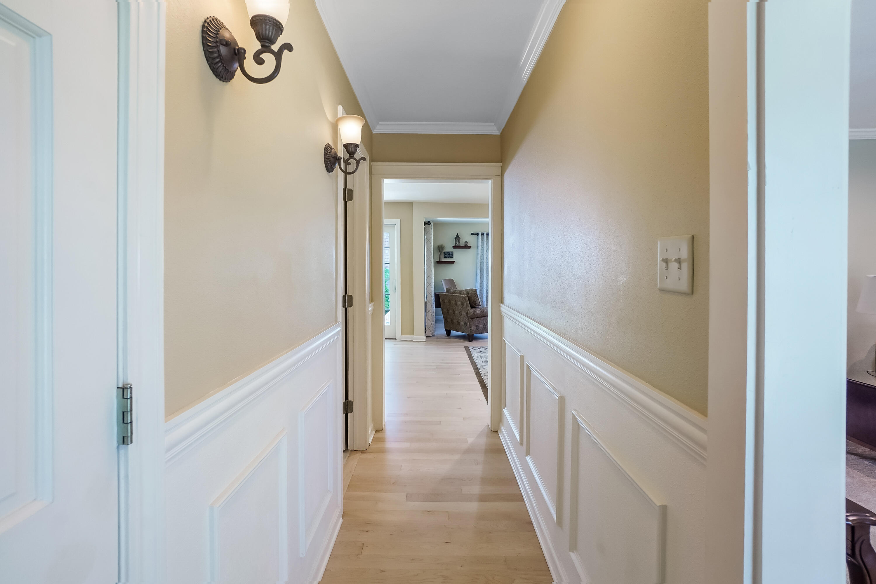 12800 Elmwood Road Elm Grove, WI 53122 - Photo 26 of 41 Hallway