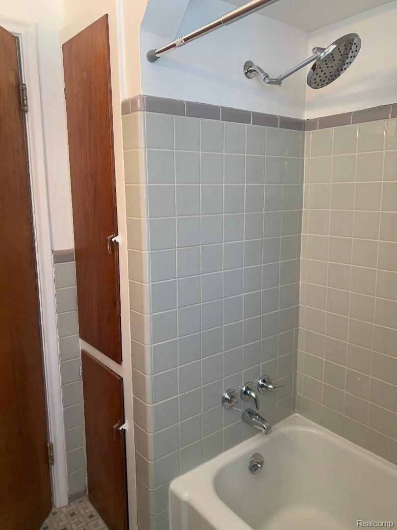 17594 Evergreen Road Detroit, MI 48219 - Photo 18 of 19 Bathroom 2.jpg