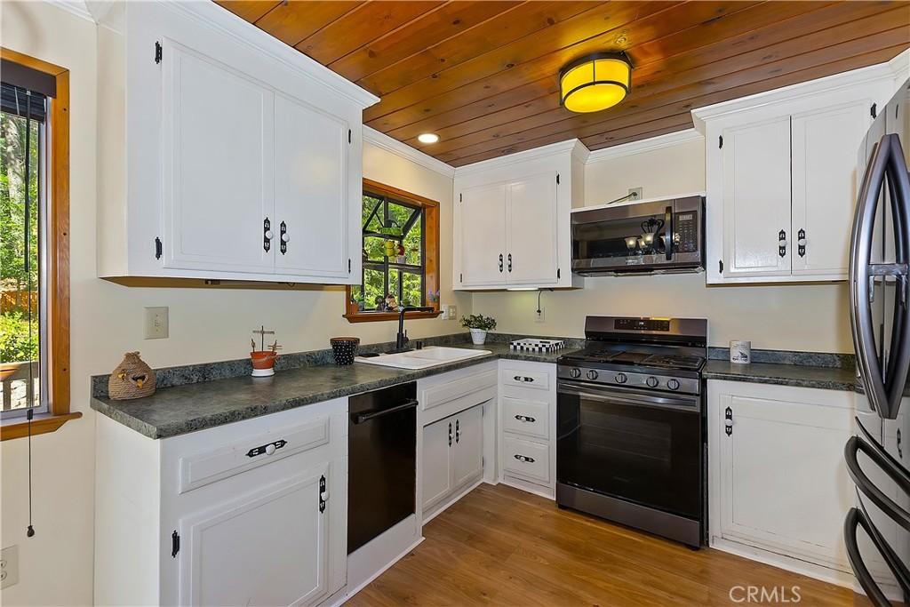 863 Oak Road Lake Arrowhead, CA 92385 - Photo 7 of 29 Gallery Image 7