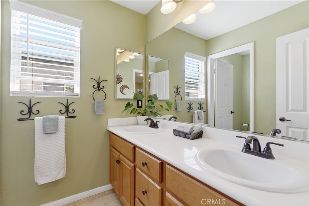 17765 Cape Jasmine Road Canyon Country, CA 91387 - Photo 51 of 57 Shared Upper Level Bathroom