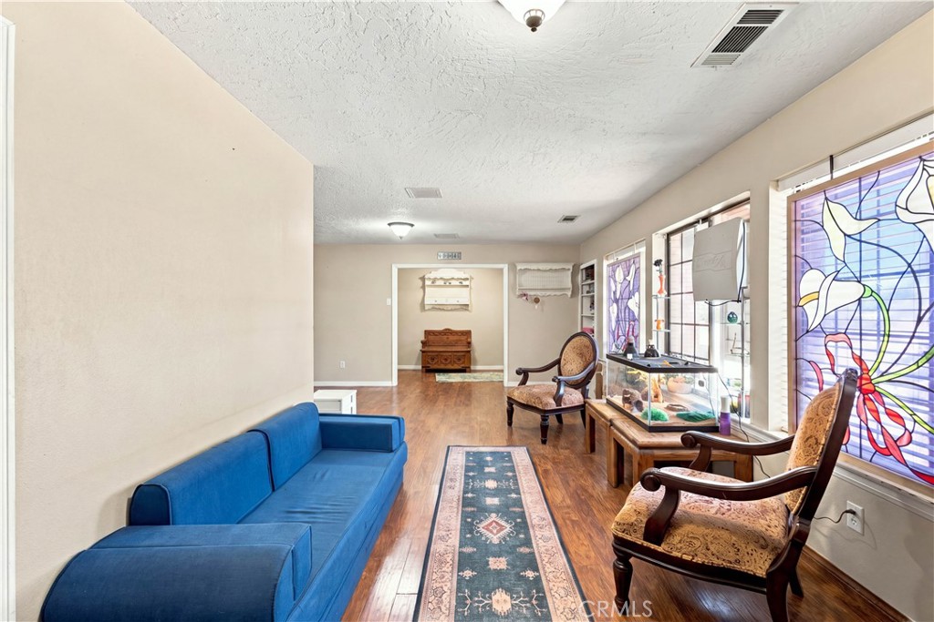 14367 Flathead Road Apple Valley, CA 92307 - Photo 16 of 51 Living room