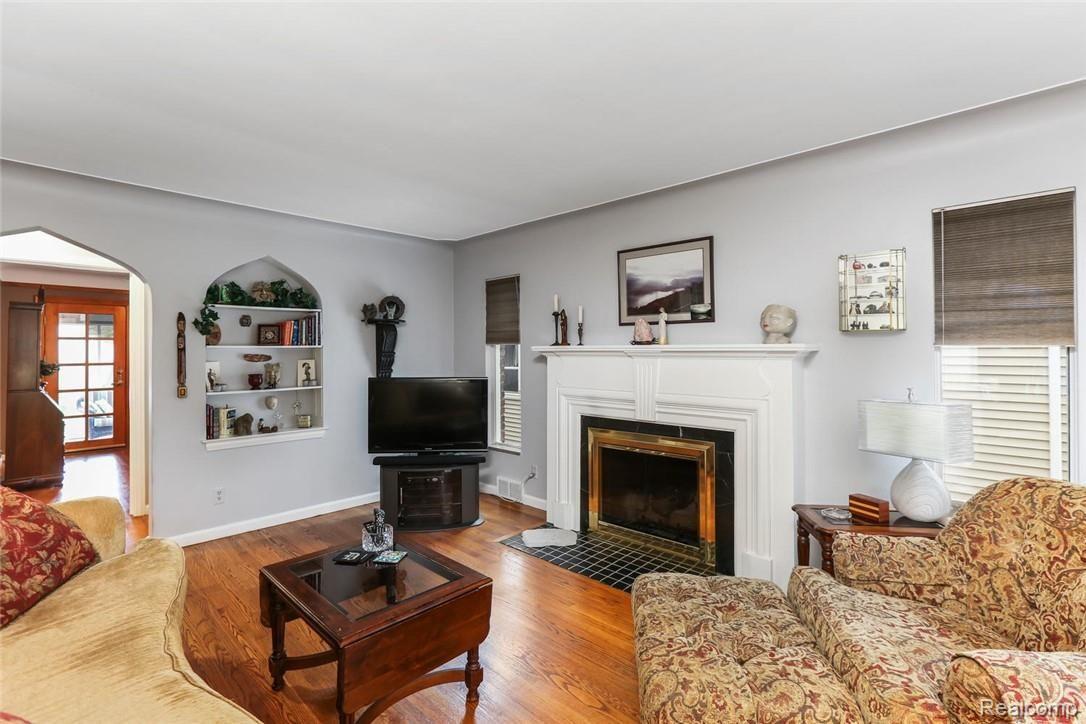1600 Roslyn Road Grosse Pointe, MI 48236 - Photo 4 of 24 LR.jpg