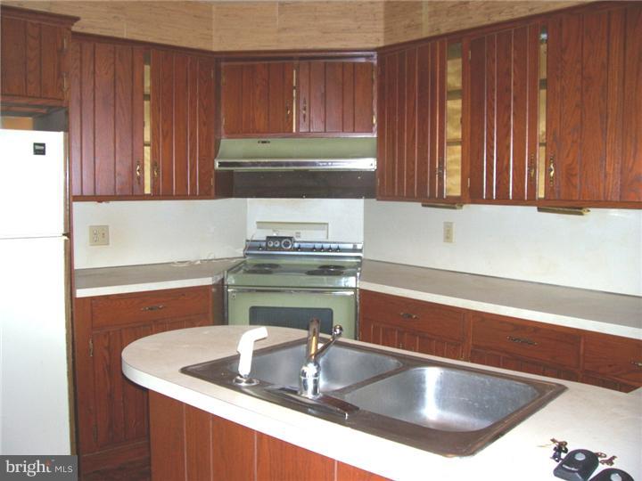 144 Castleton Drive Reading, PA 19607 - Photo 7 of 18 Kitchen
