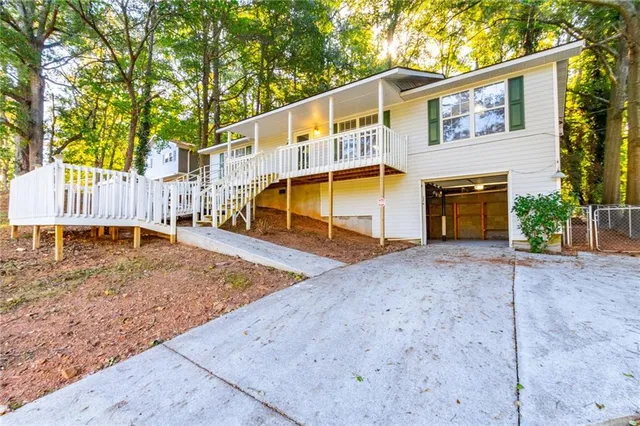 a view of a house with a yard