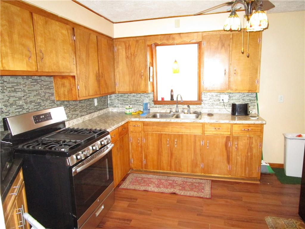 385 Emerson Avenue Farrell, PA 16121 - Photo 3 of 24