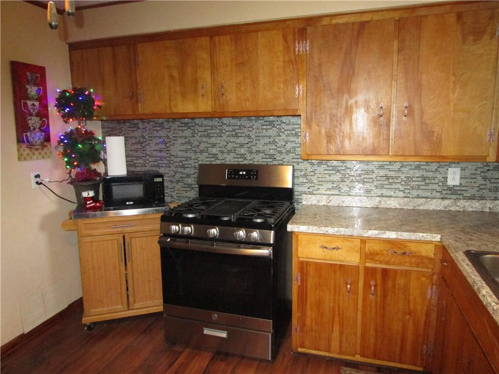 385 Emerson Avenue Farrell, PA 16121 - Photo 4 of 24