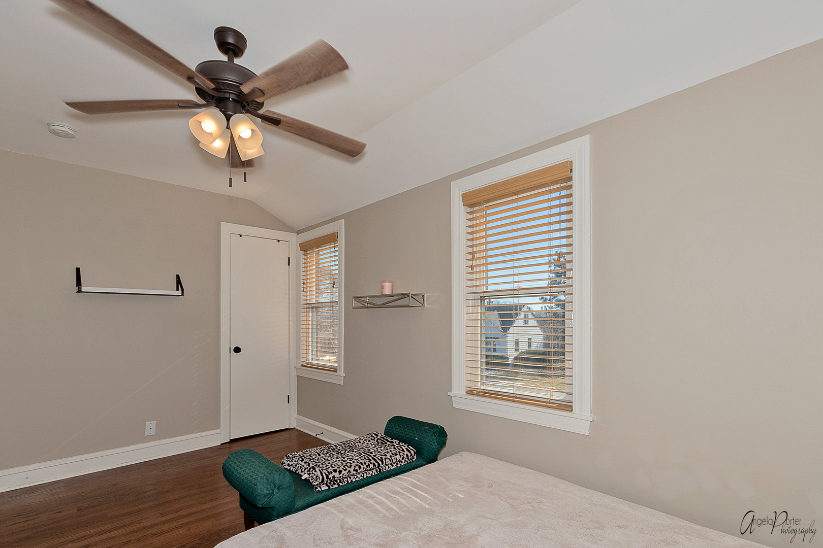 5824 Prospect Avenue Berkeley, IL 60163 - Photo 19 of 26 a view of an empty room and window