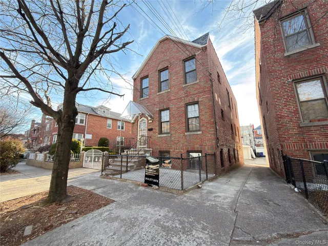 $2,900 | 1725 Paulding Avenue, Unit 2 | Morris Park