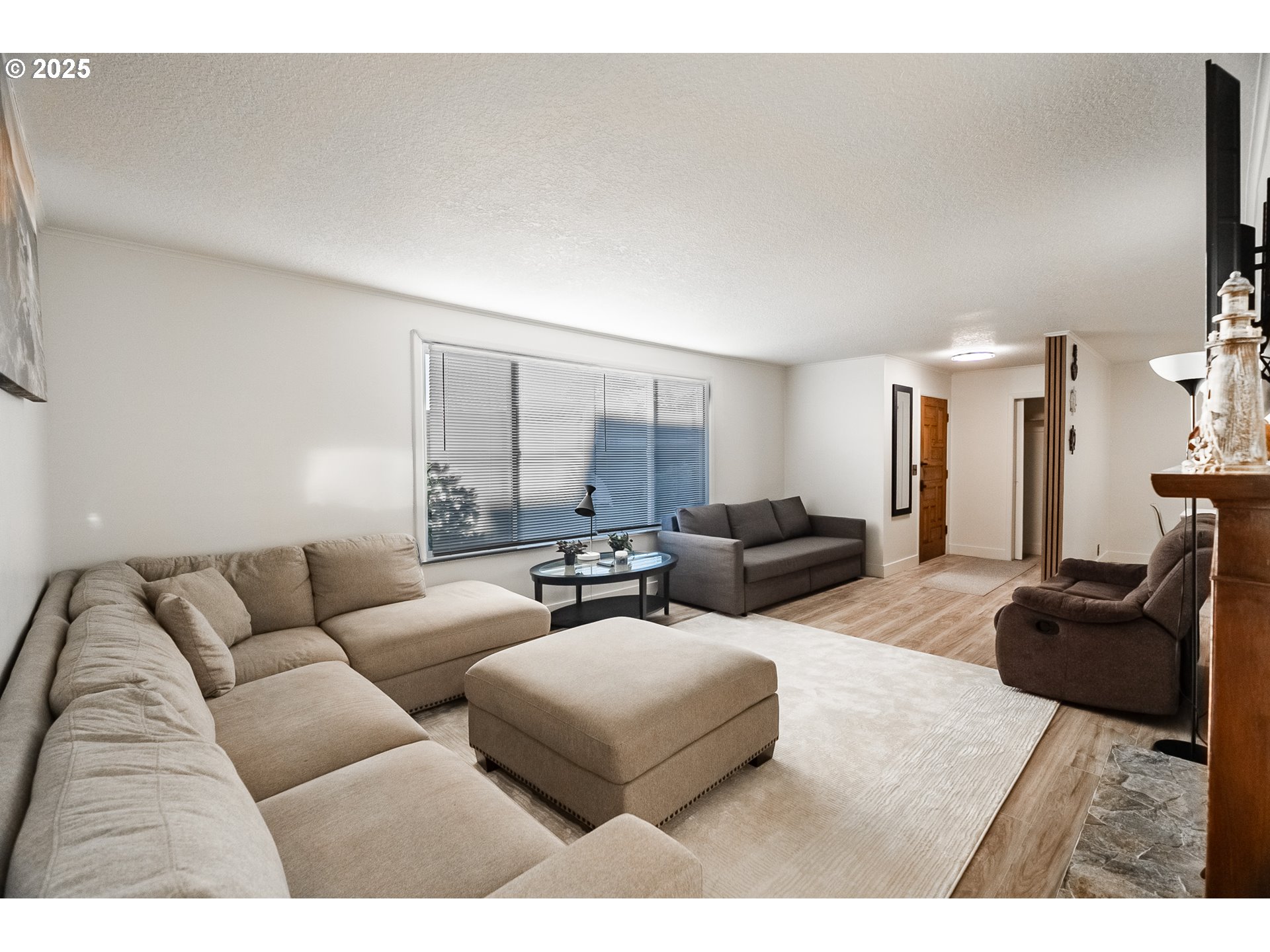 815 North King Street Seaside, OR 97138 - Photo 18 of 33 a living room with furniture and a couch