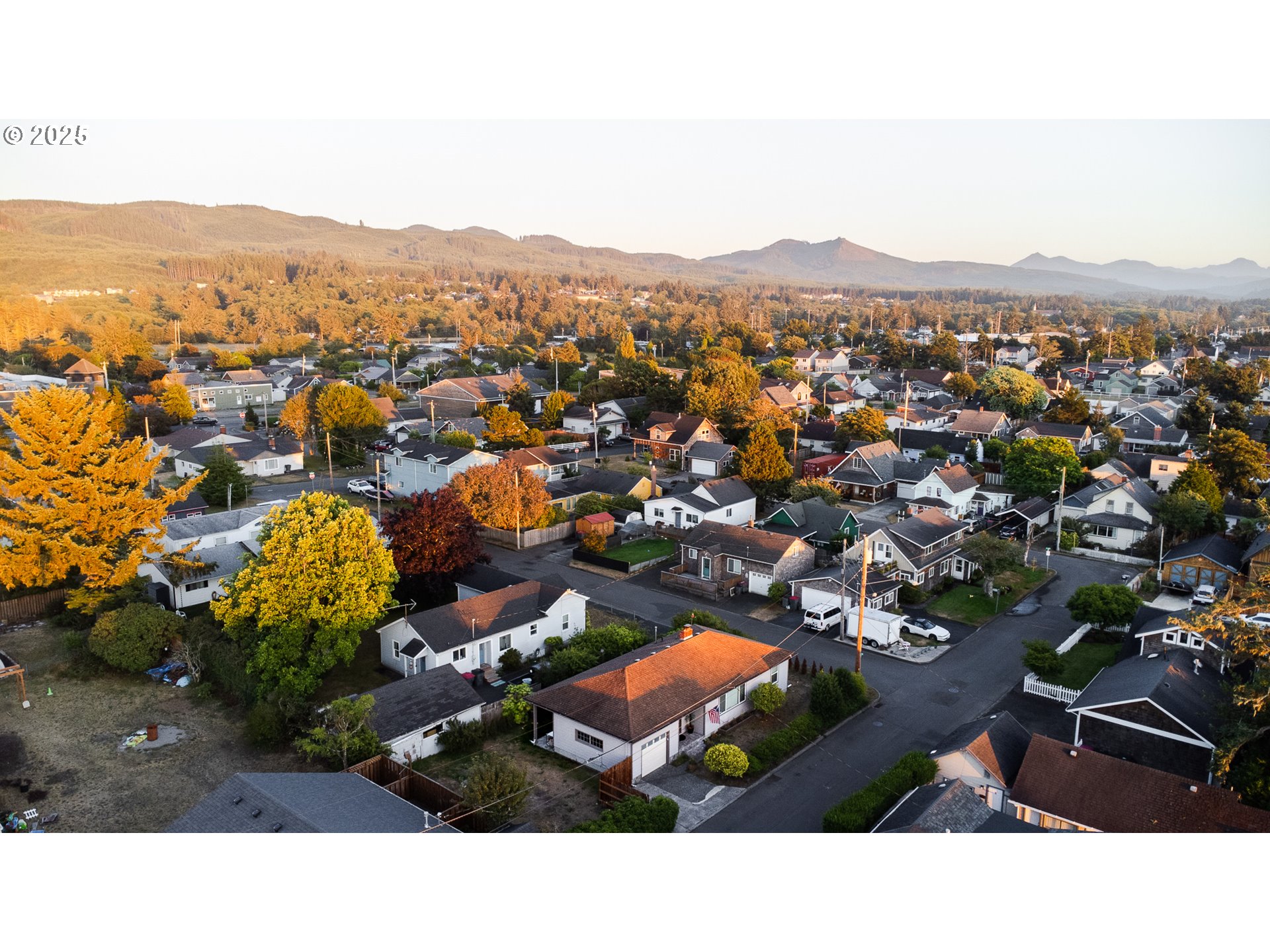 815 North King Street Seaside, OR 97138 - Photo 25 of 33 a view of city and mountain