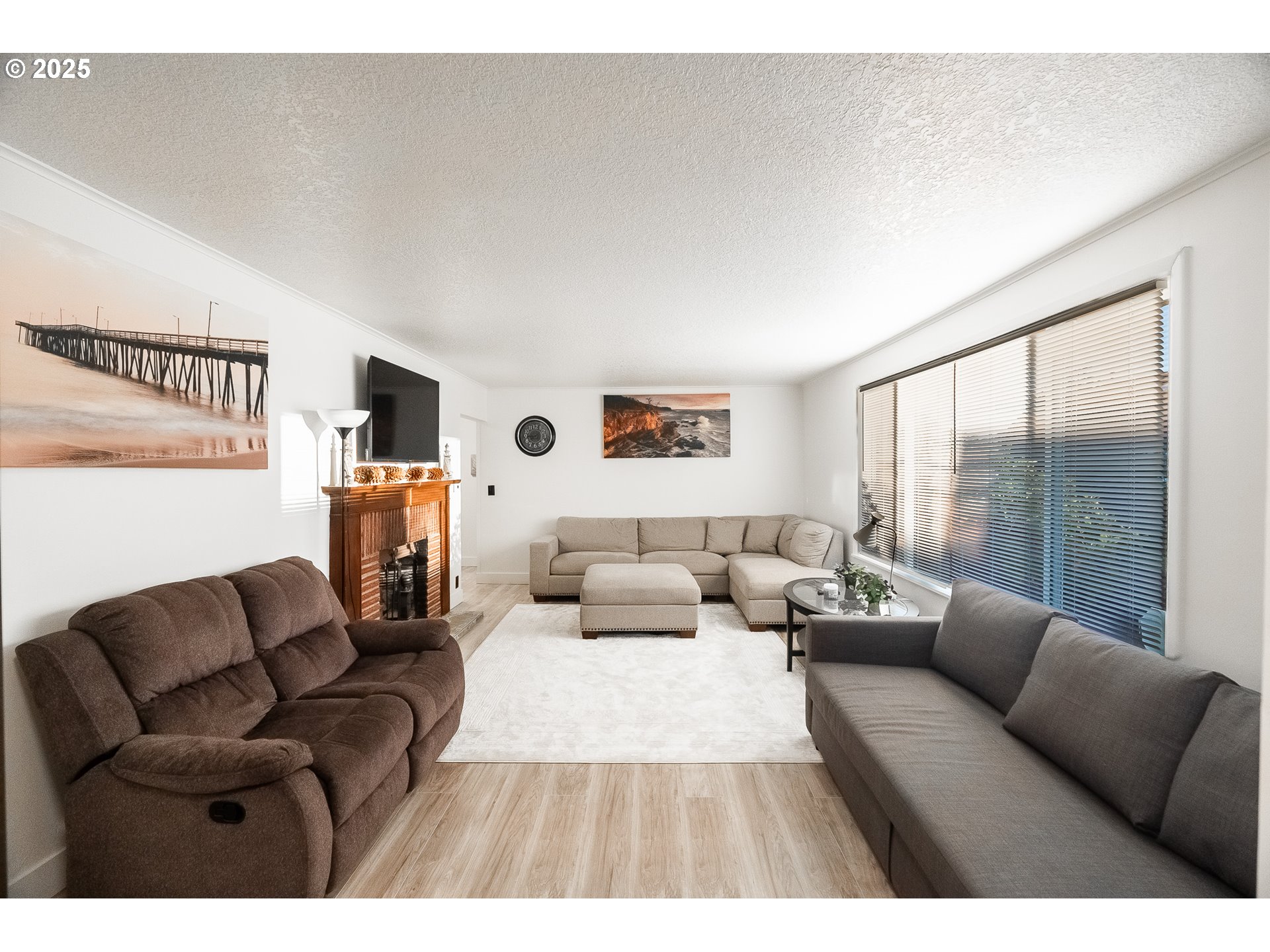 815 North King Street Seaside, OR 97138 - Photo 5 of 33 a living room with furniture and a large window