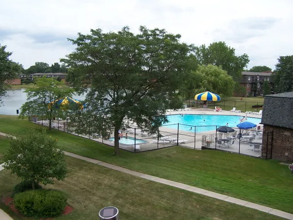 $1,825 | 9420 Bay Colony Drive, Unit 1W, Des Plaines, IL 60016