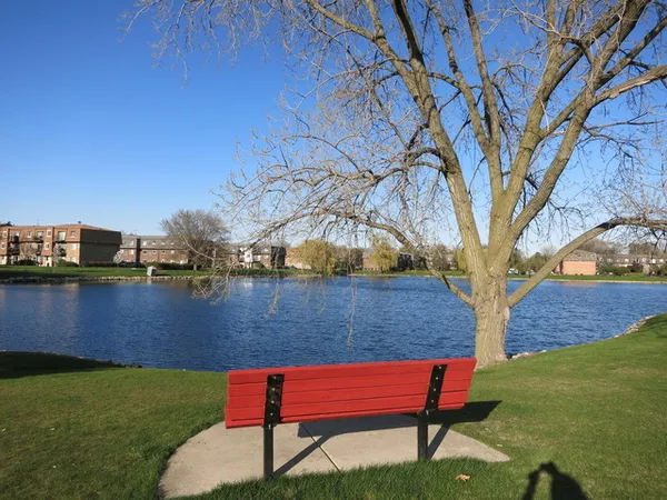 $1,825 | 9420 Bay Colony Drive, Unit 1W, Des Plaines, IL 60016