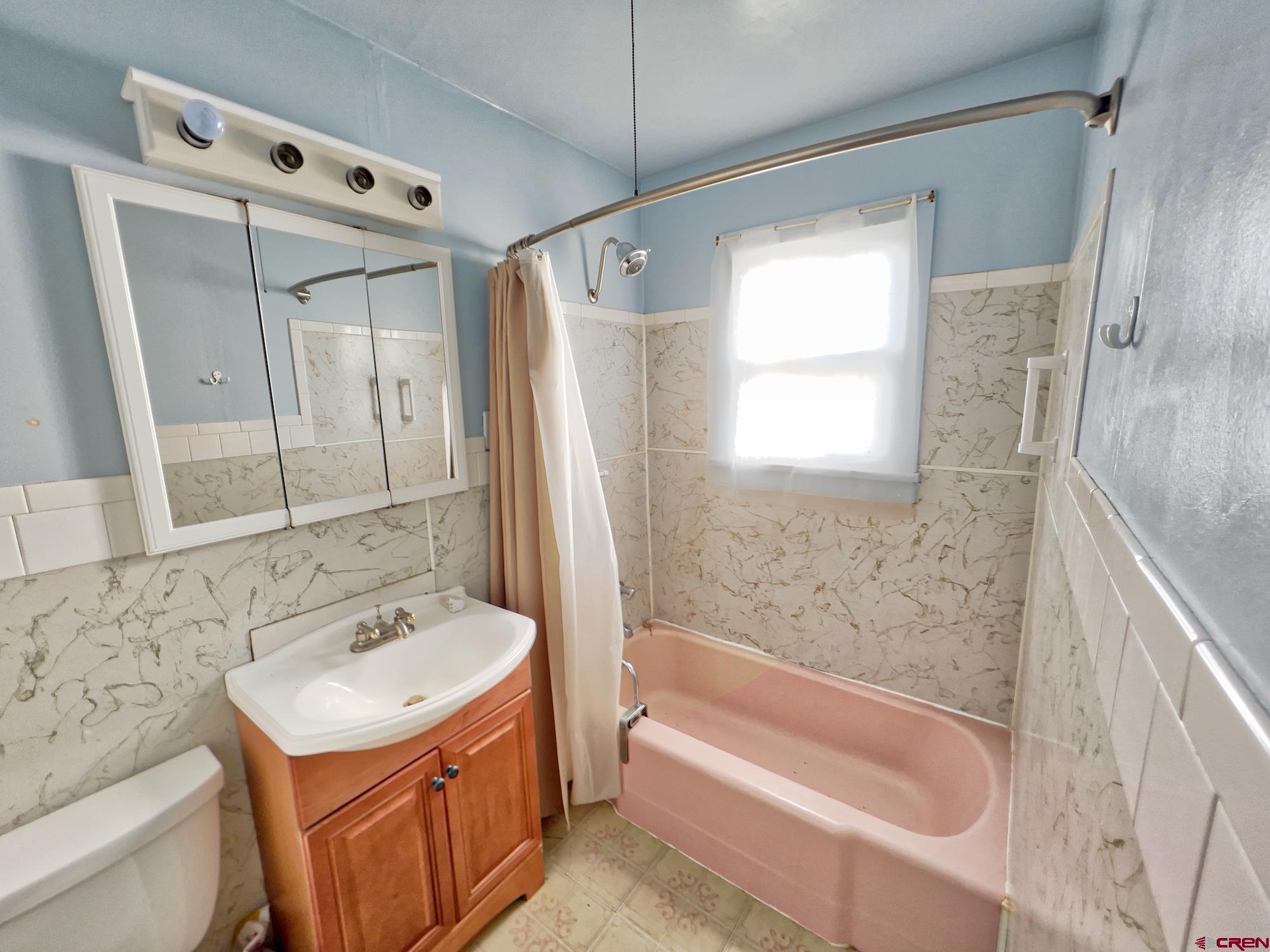 8139 5600th Road Olathe, CO 81425 - Photo 17 of 30 a bathroom with a bath tub a sink and a mirror
