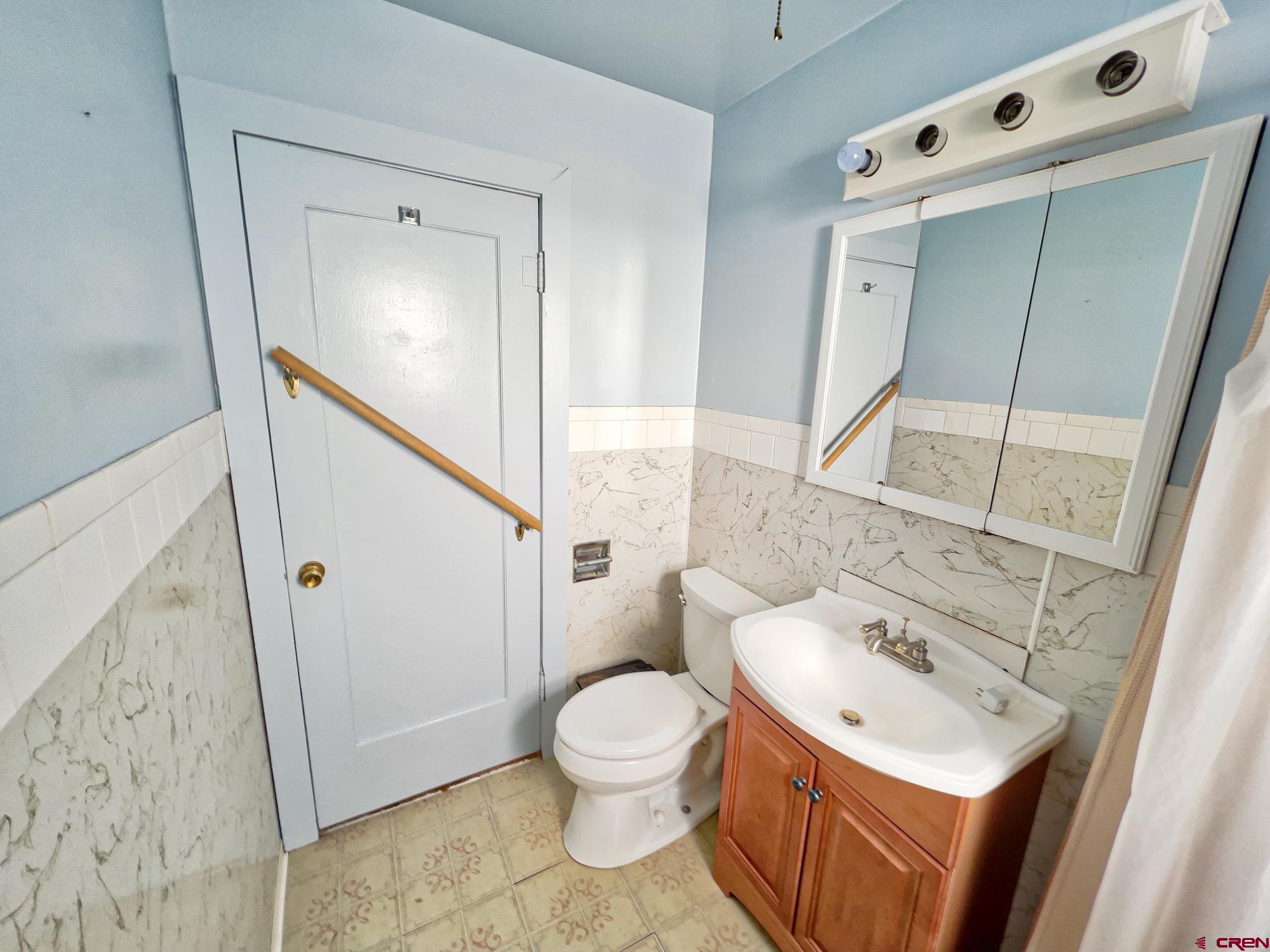 8139 5600th Road Olathe, CO 81425 - Photo 18 of 30 a bathroom with a sink toilet and shower