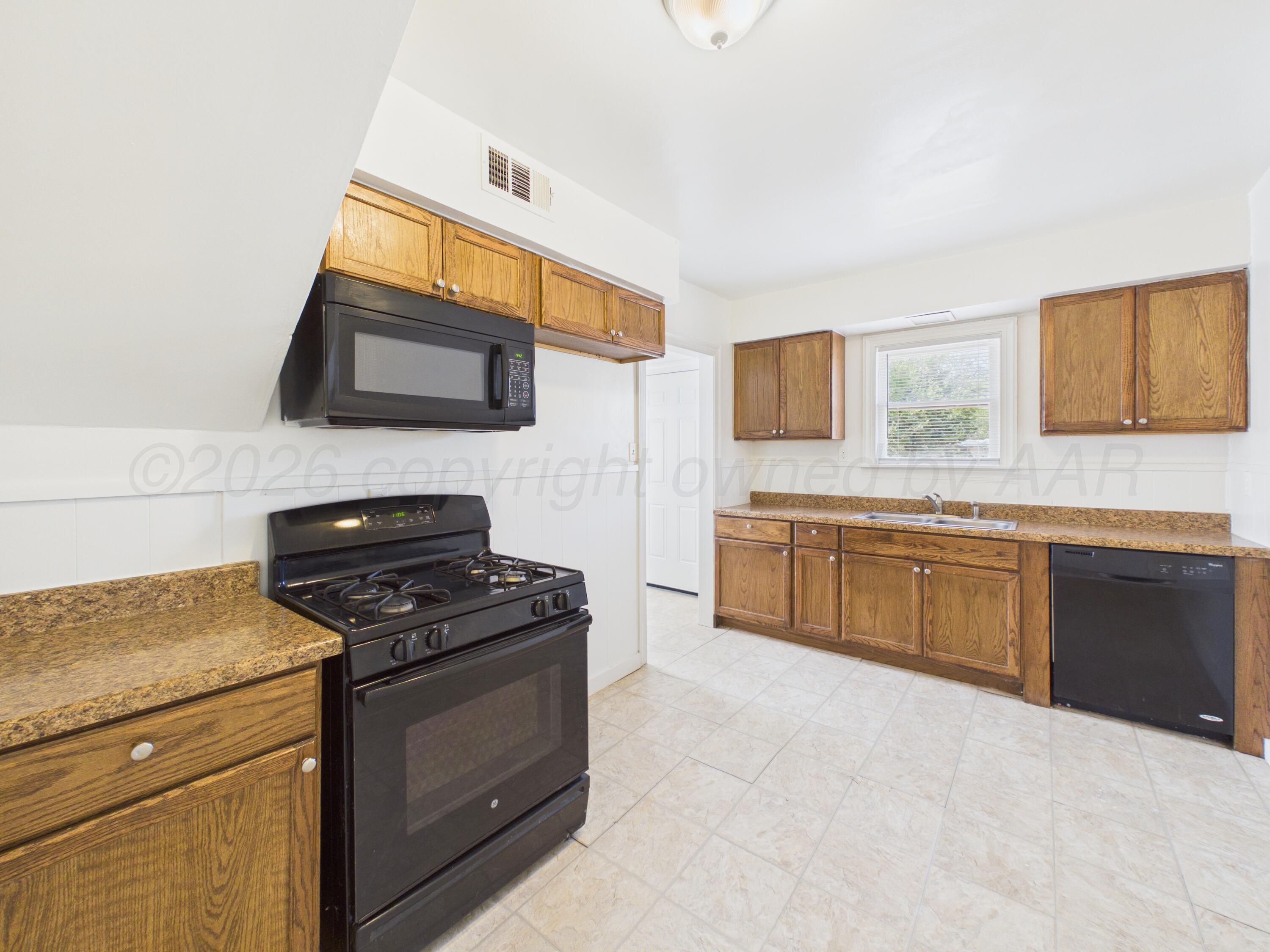 701 Sunset Terrace Amarillo, TX 79106 - Photo 9 of 29 CAM06442G6-PR0043-STILL017