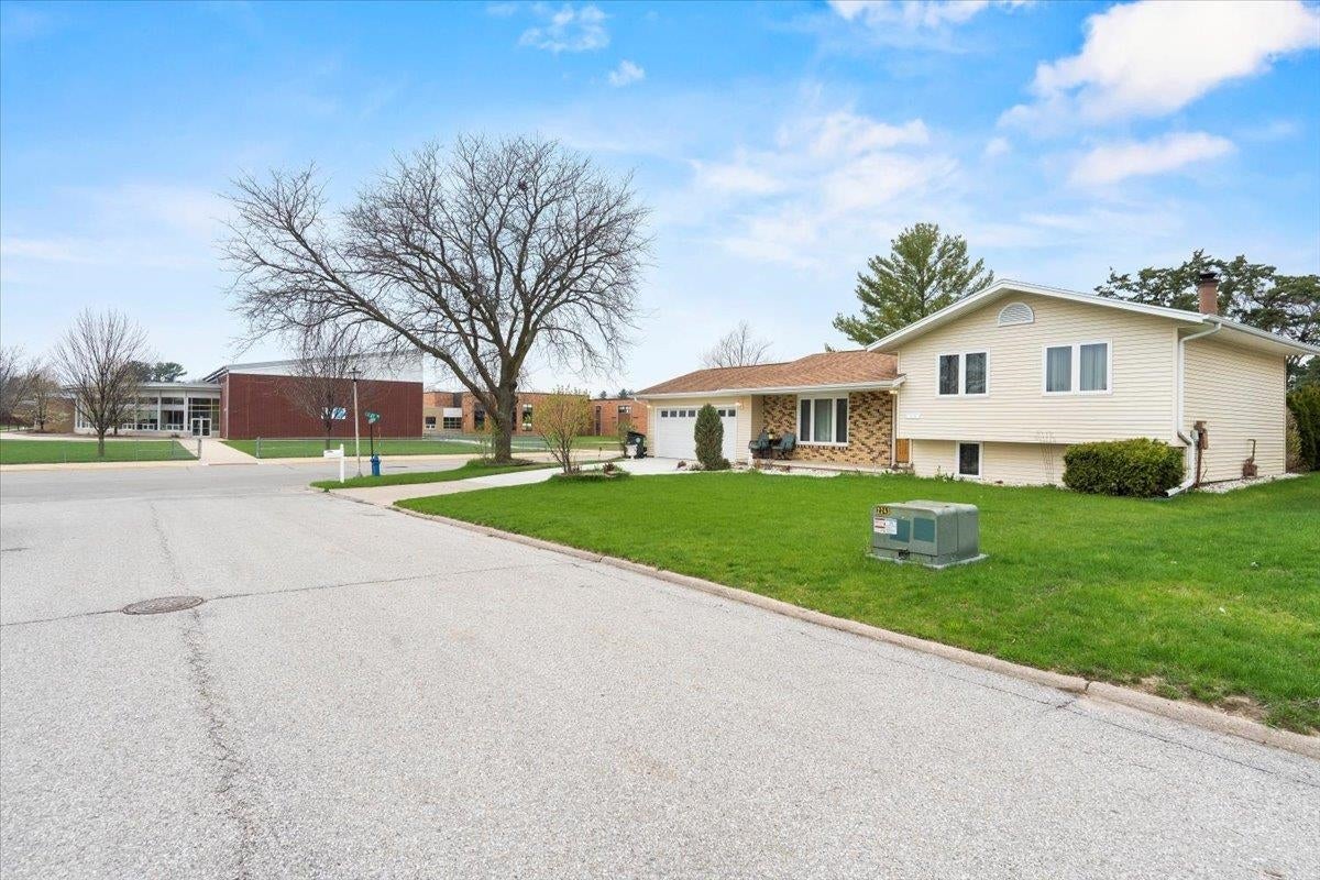 154 Barryington Drive Waterloo, IA 50701 - Photo 2 of 30 Gallery Image 2