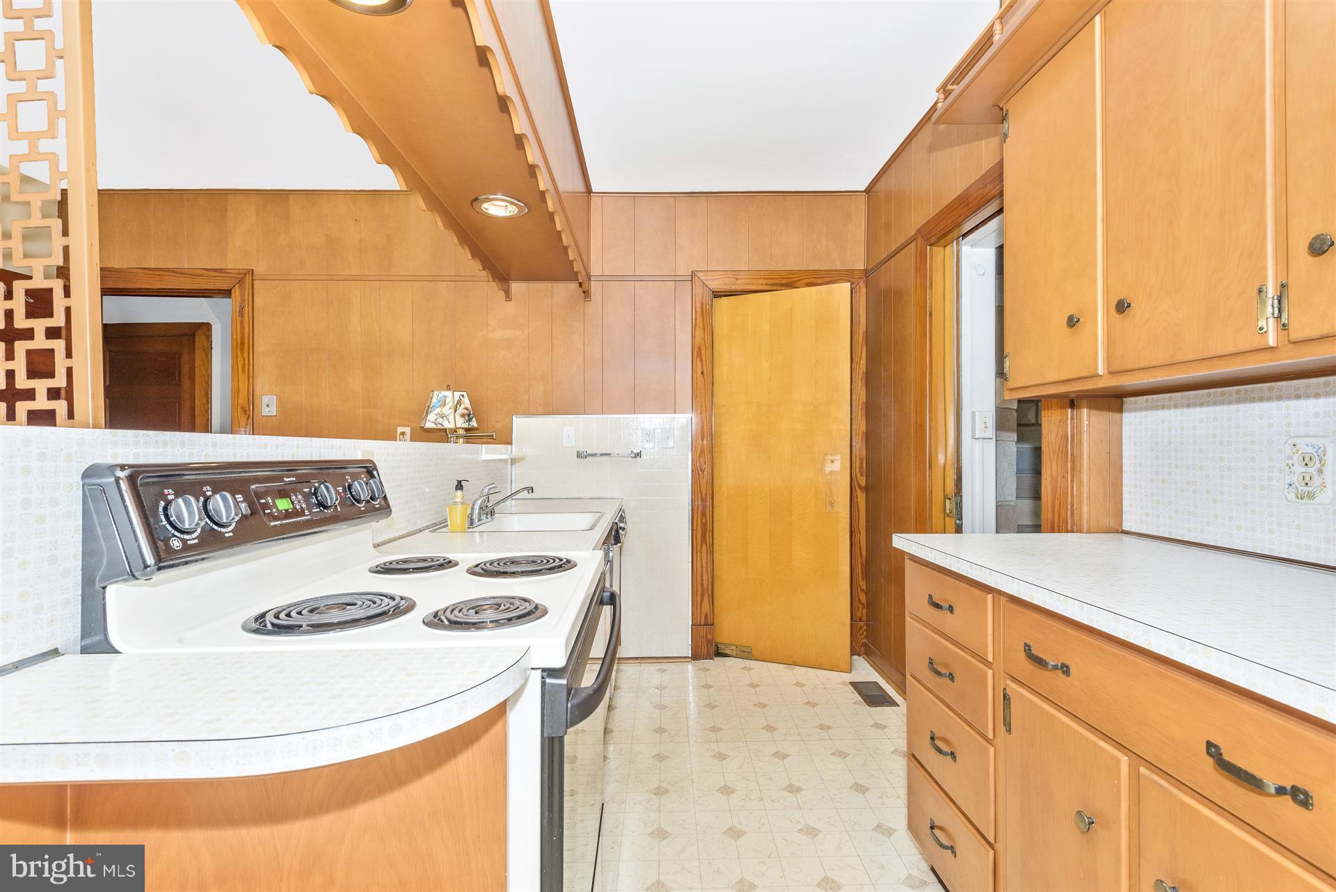 2601 Gillis Road Mount Airy, MD 21771 - Photo 12 of 29 a kitchen with a stove a sink and a refrigerator