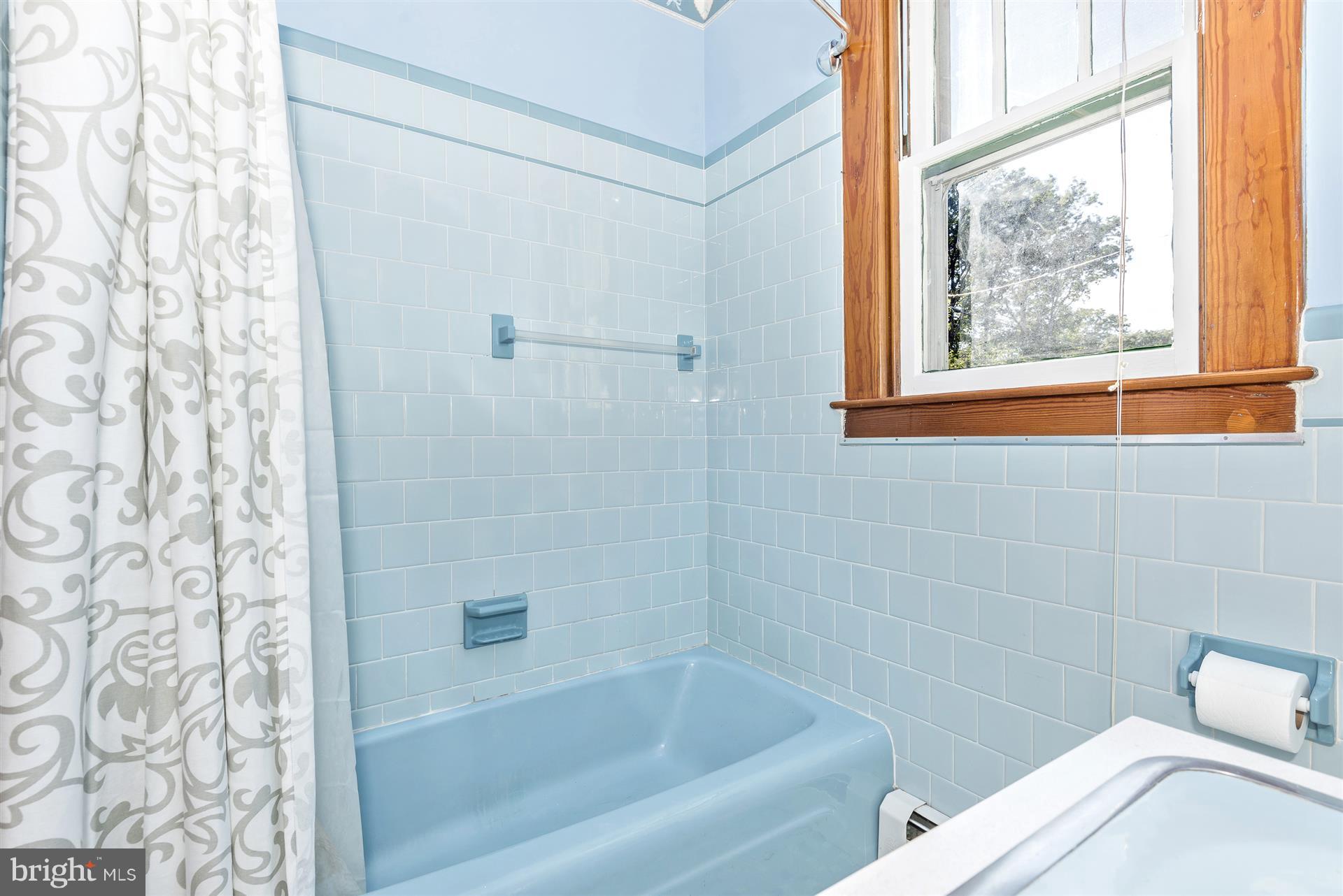 2601 Gillis Road Mount Airy, MD 21771 - Photo 17 of 29 a bathroom with a bathtub and window