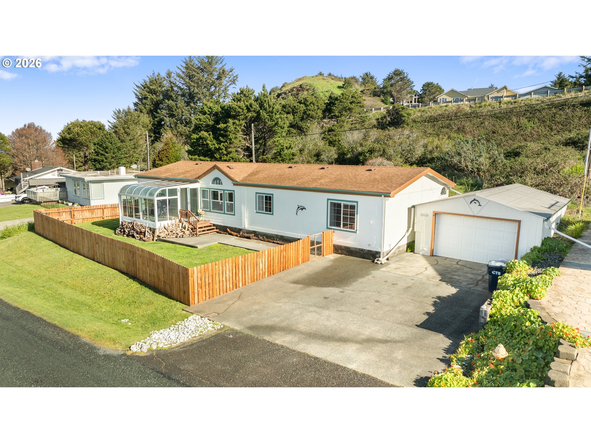94033 Doyle Point Road Gold Beach, OR 97444 - Photo 38 of 42 a balcony with furniture and city view